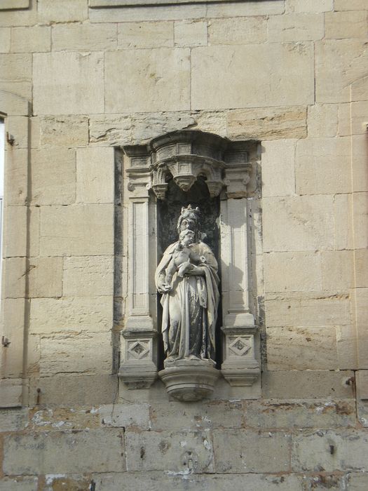 Maison : Façade sur rue, détail de la niche sculptée