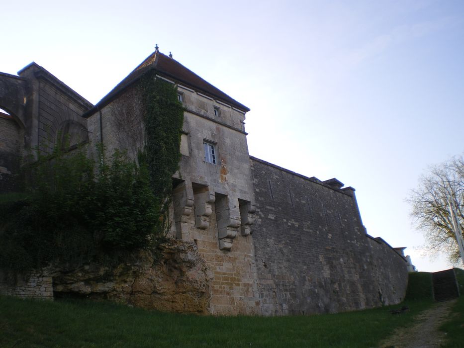 Pavillon Louis XIII : Façades nord et ouest, vue générale