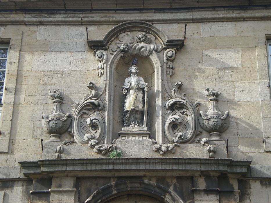 Séminaire (grand) : Façade sur rue, détail du fronton du portail d'accès