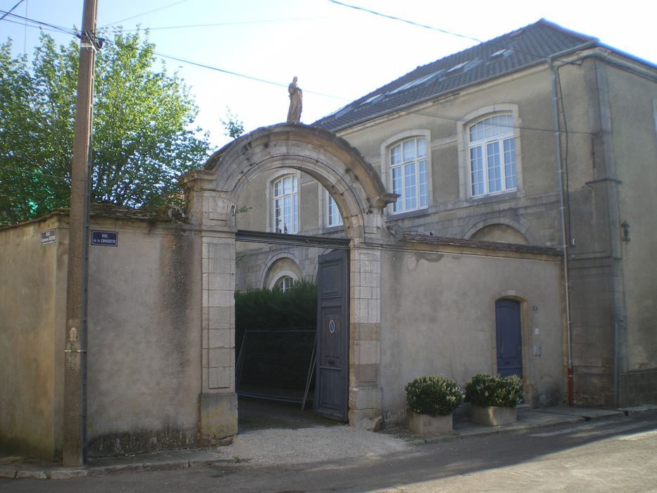 "Maison dite "Hôtel Piétrequin" : Portail d'accès à al cour, vue générale"