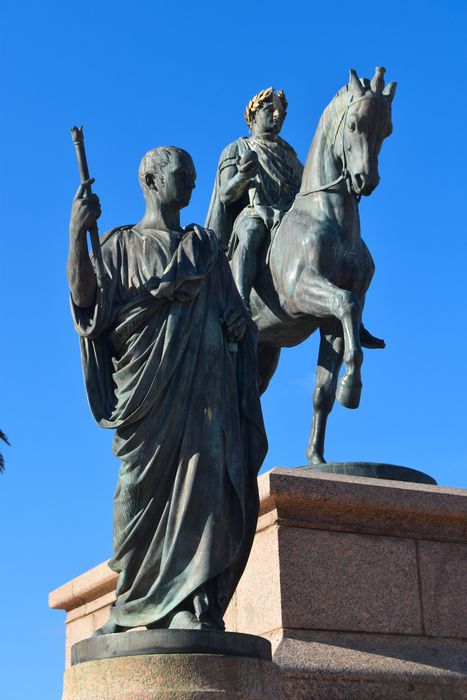 Monument commémoratif Napoléon et ses frères : Monument commémoratif Napoléon et ses frères : Vue partielle