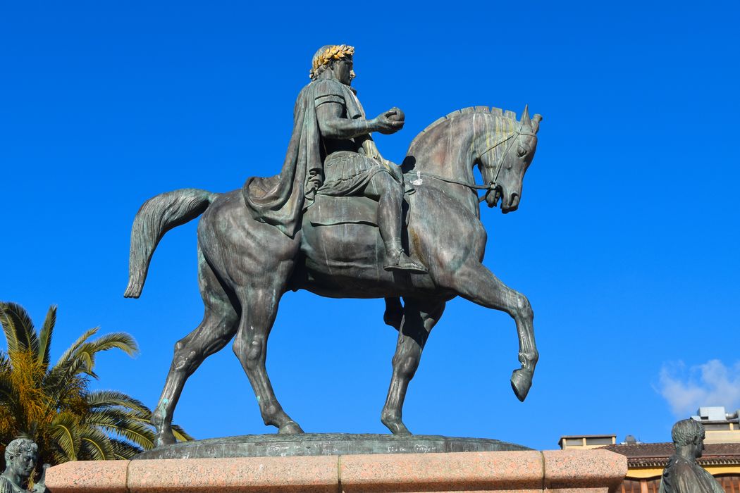 Monument commémoratif Napoléon et ses frères : Monument commémoratif Napoléon et ses frères : Vue partielle