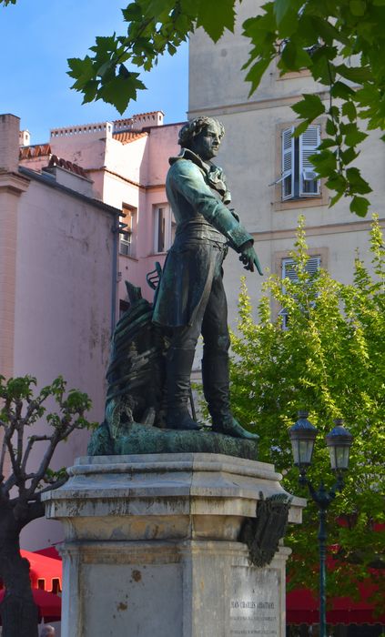 Statue du général Abbatucci : Statue du général Abbatucci : Vue générale