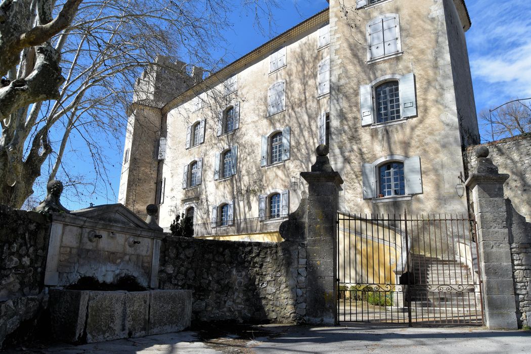 Château d'Esparron : Façade est, vue générale