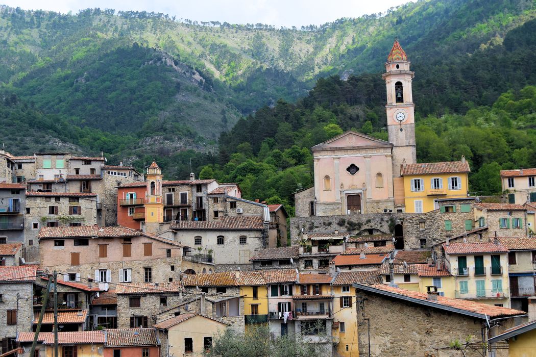 Eglise Sainte-Marguerite : Vue générale de l'église dans son environnement depuis l'ouest