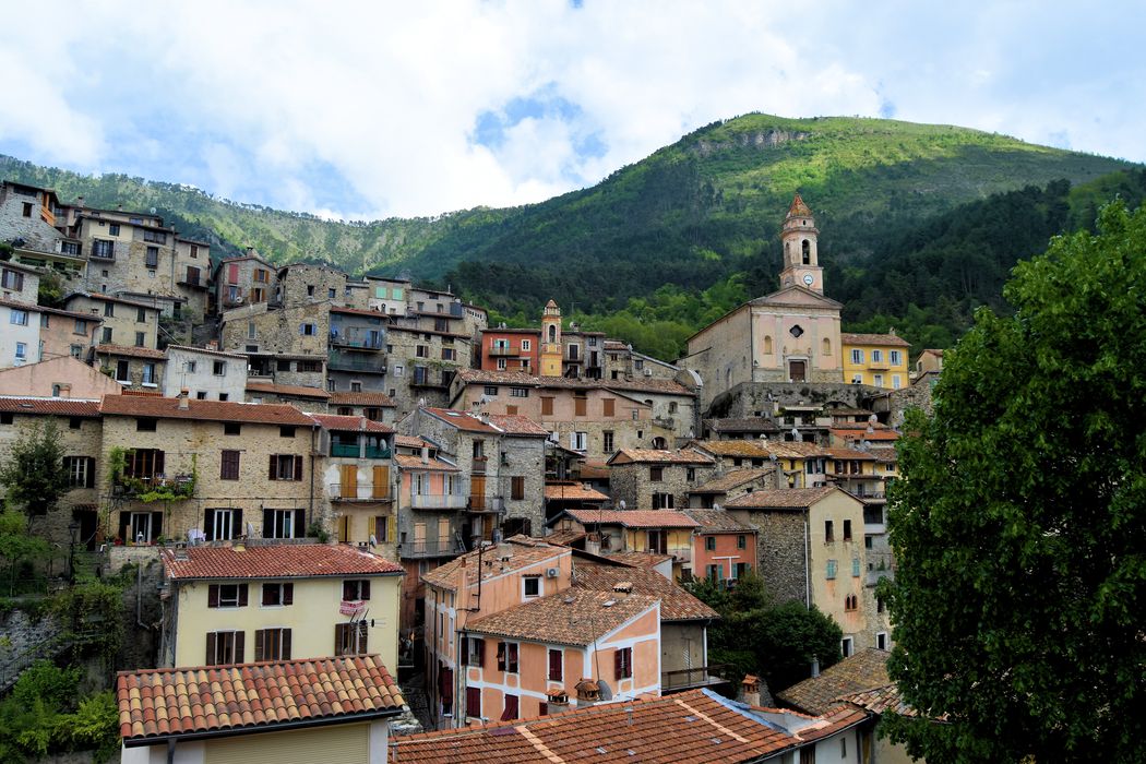 Eglise Sainte-Marguerite : Vue générale de l'église dans son environnement depuis le nord-ouest