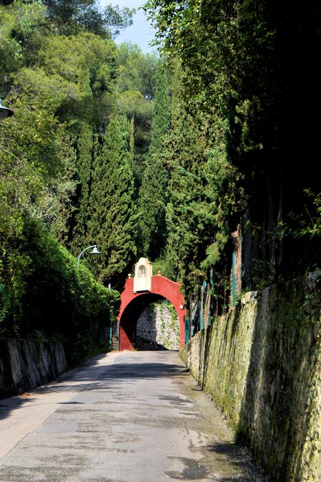 Domaine des Colombières : Pont d'accès aux jardins nord-ouest, vue générale