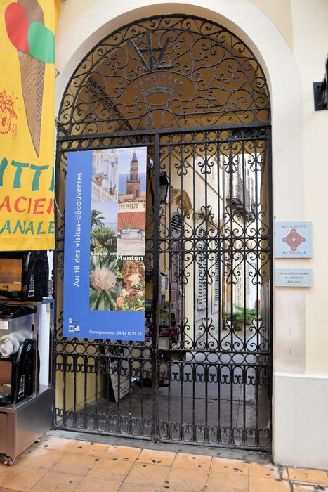 Hôtel d'Adhémar de Lantagnac : Grilles d'accès sur rue, vue générale