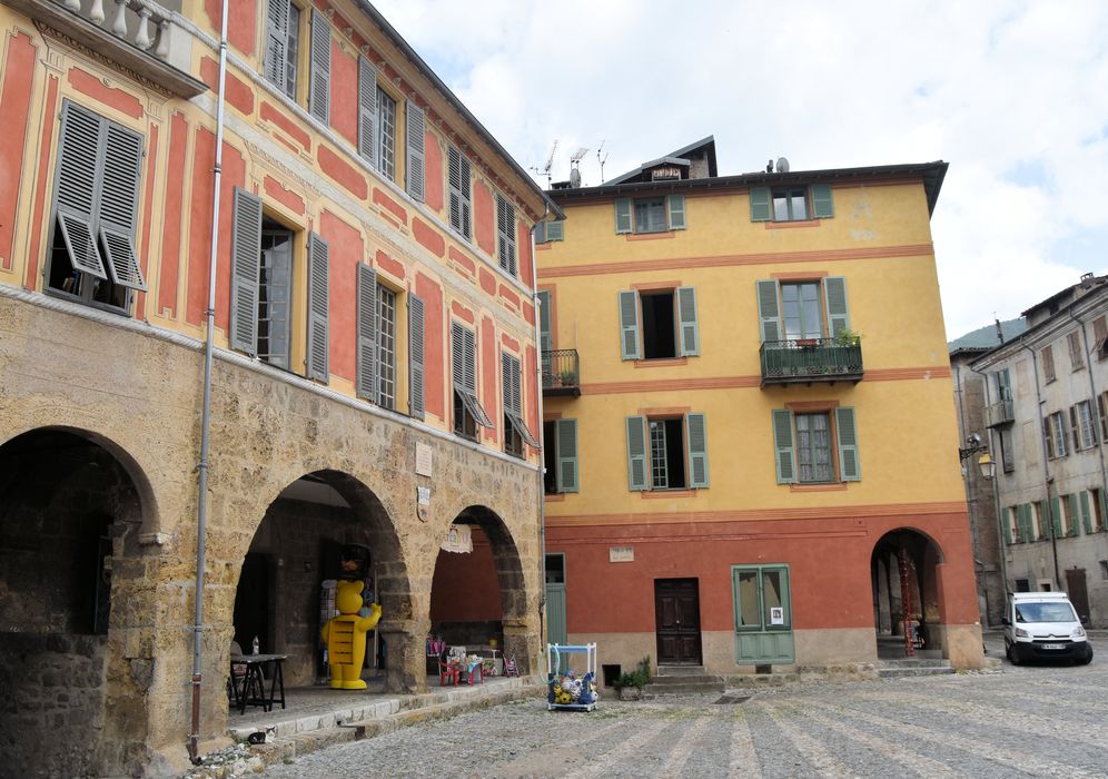 Maison Romane : Façade sur la place, vue générale