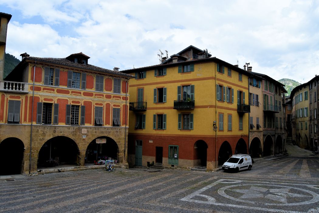 Maison Romane : Façade sur la place, vue générale