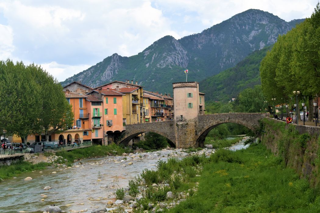 Vieux pont et tour qui le surmonte : Vue générale du pont dans son environnement depuis l'amont