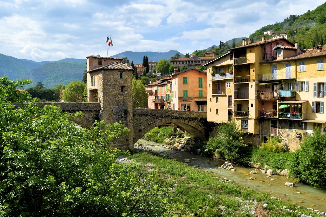 Vieux pont et tour qui le surmonte : Vue générale du pont dans son environnement depuis l'aval