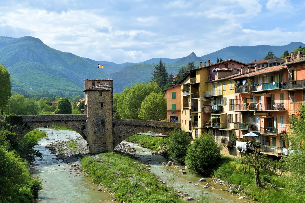 Vieux pont et tour qui le surmonte : Vue générale du pont dans son environnement depuis l'aval