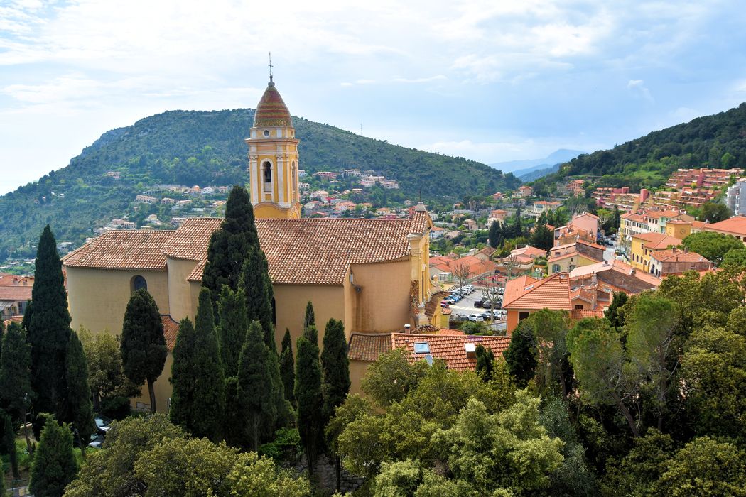 Eglise Saint-Michel-Archange : Vue générale de l'église dans son environnement de puis l'est