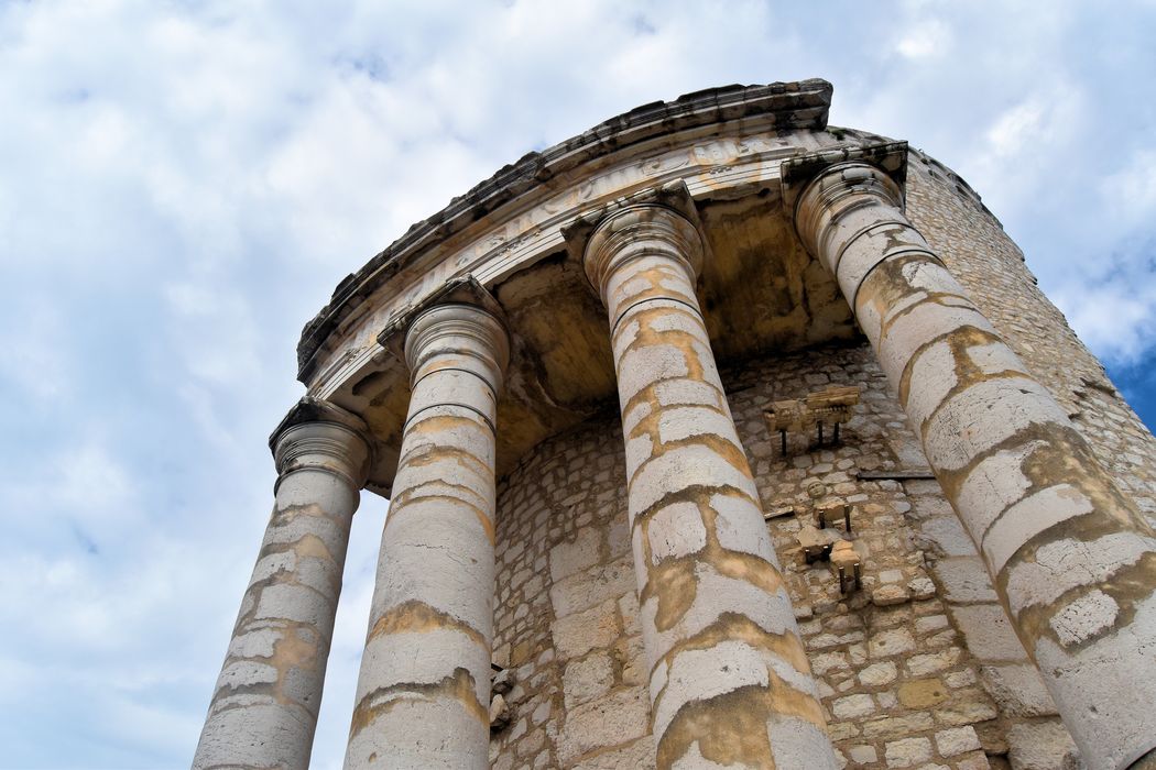 Ruines du Trophée d'Auguste : Elévation ouest, vue partielle