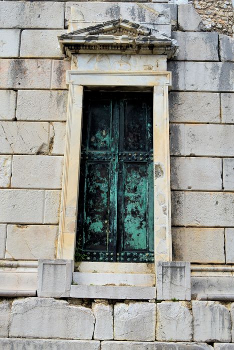 Ruines du Trophée d'Auguste : Détail d'une fausse porte, façade sud