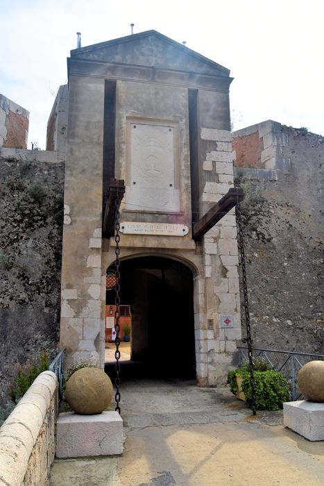 Citadelle (ancienne) : Courtine 4-1 (gorge). Porte l'ouvrage prise dans l'axe du pont