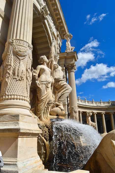 Palais Longchamp : Galerie, groupe sculpté, vue partielle