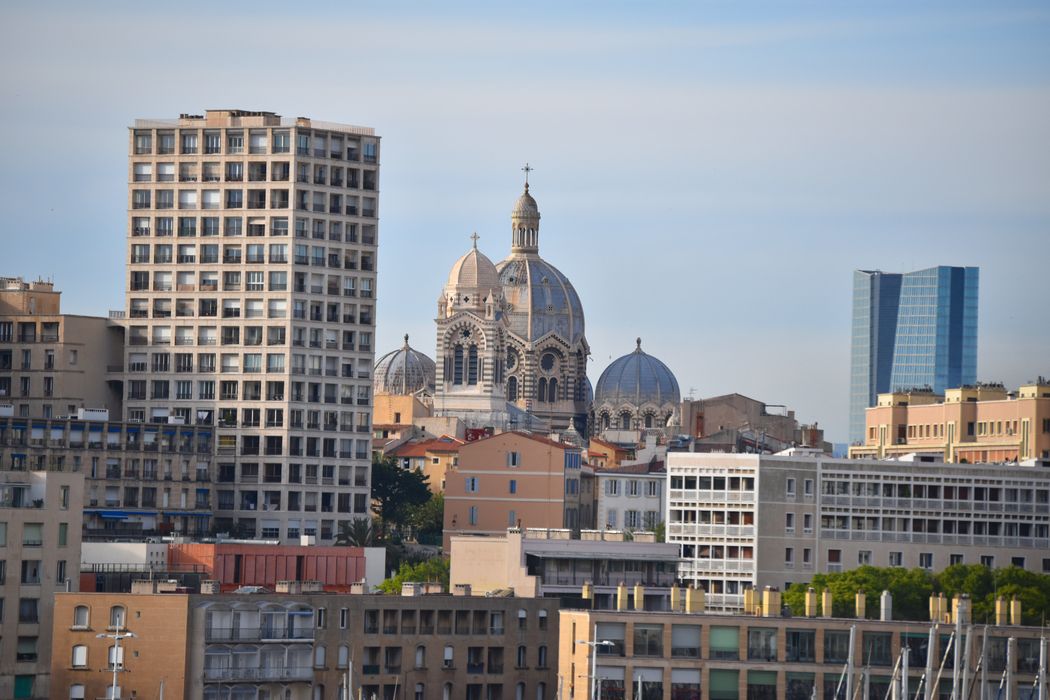 Cathédrale Sainte-Marie-Majeure, dite Nouvelle Major : Vue générale de la cathédrale dans son environnement