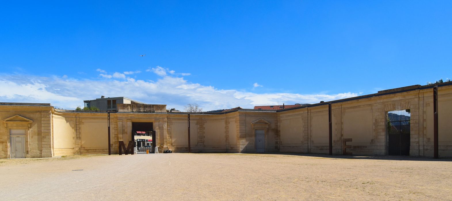 Château Borély : Bâtiments fermant la cour d'honneur au sud, ensemble nord, vue générale