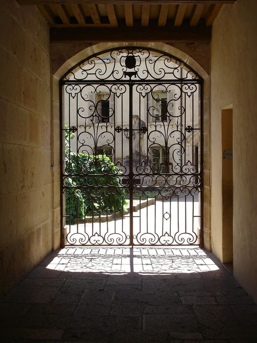 Hôtel-Dieu ou Hospices civils de Beaune : Grilles d'accès à la cour dite des Fondateurs