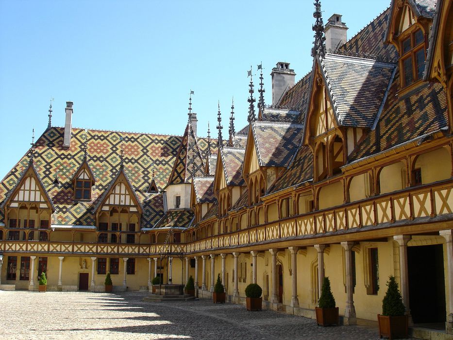 Hôtel-Dieu ou Hospices civils de Beaune : Ailes ouest et sud, façades est et nord sur cour, vue générale