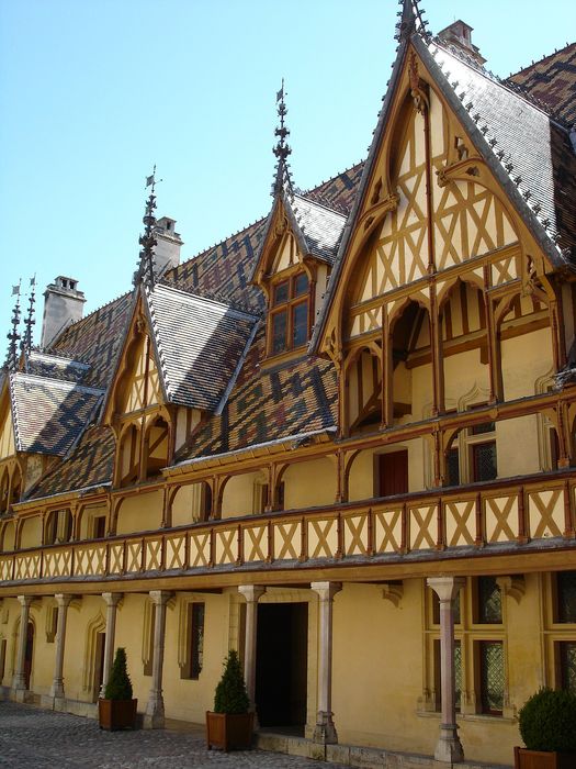 Hôtel-Dieu ou Hospices civils de Beaune : Aile ouest, façade est sur cour, vue partielle