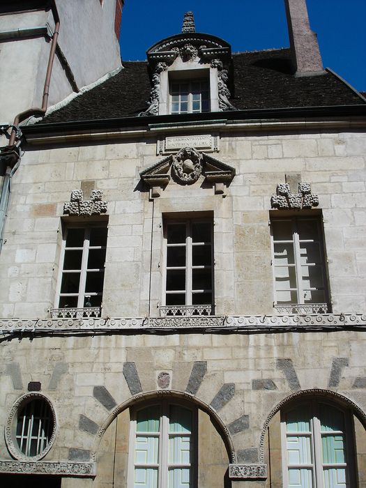 Maison : Façade sur rue, vue partielle