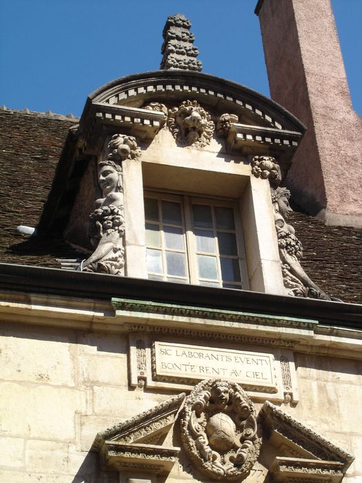 Maison : Façade sur rue, détail de la lucarne