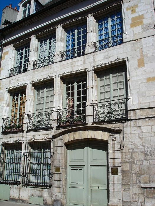 Maison : Façade sur rue, vue générale