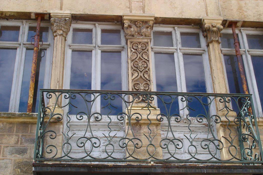 Maison : Façade sur rue, vue partielle