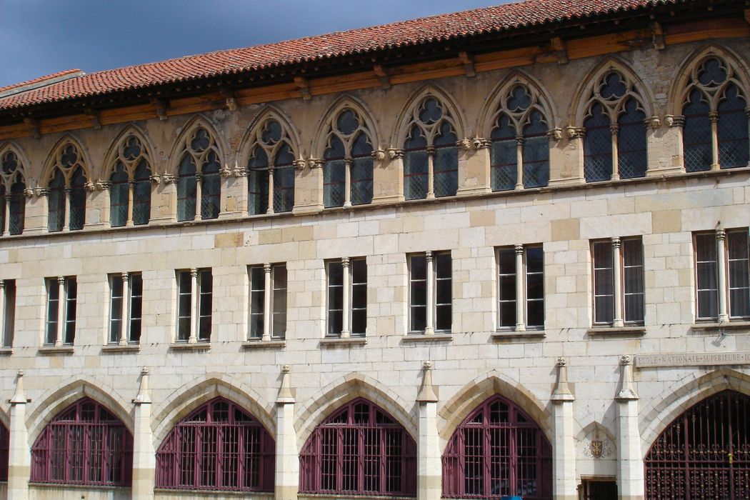 Ancienne Abbaye : Palais du pape Gélase, façade ouest, vue partielle