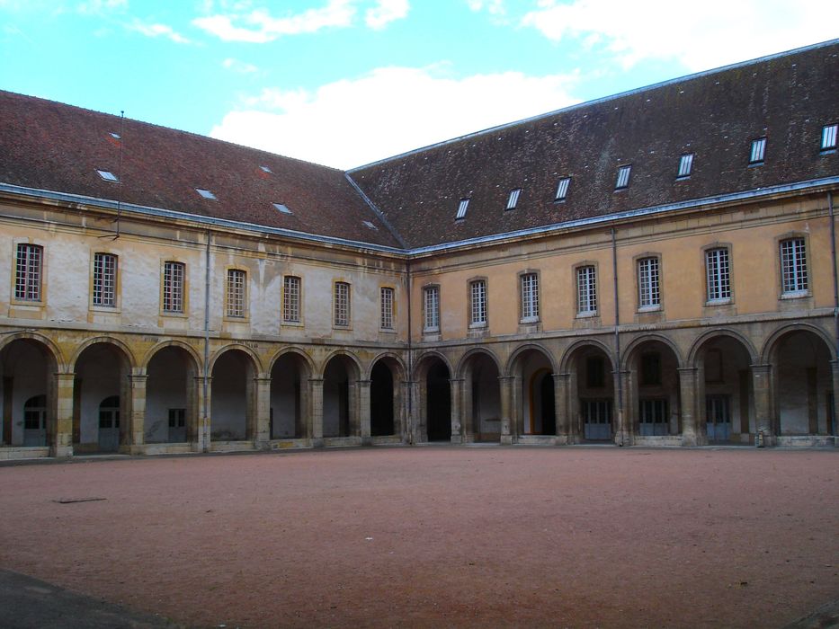 Ancienne Abbaye : Cloître, vue partielle