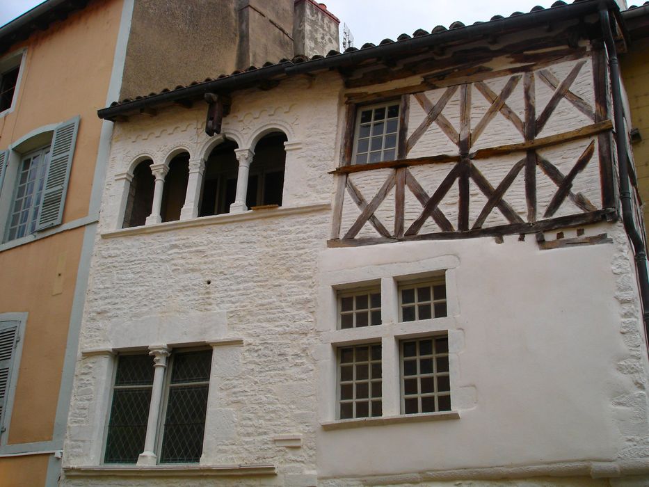 Maison romane : Façade sur rue, vue générale