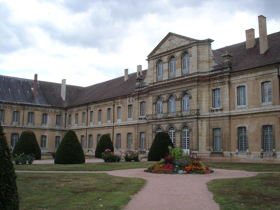 Ancienne Abbaye : Bâtiments abbatiaux, ensemble nord-est, vue partielle