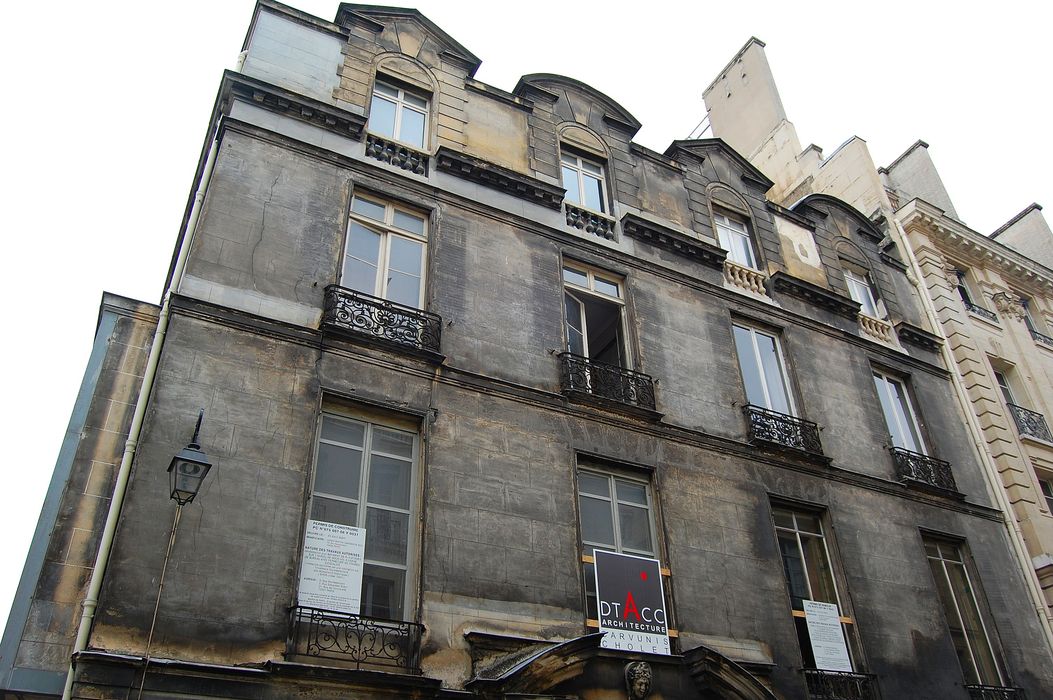 Hôtel de Cambacérès ou de Bragelongue : Façade sur la rue de l'Université, vue partielle