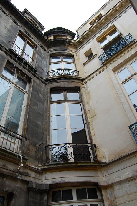 Hôtel de Cambacérès ou de Bragelongue : Cour , angle des façades sud et est, vue partielle