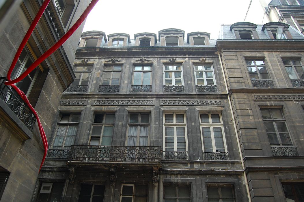 Hôtel de Cambacérès ou de Bragelongue : Façade nord sur cour, vue partielle