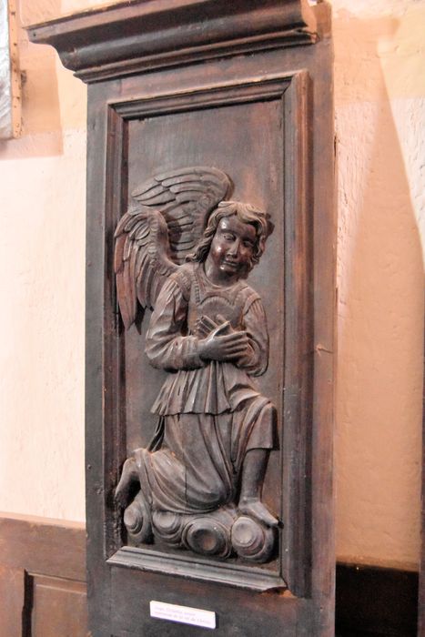 lambris de revêtement, détail d'un bas-relief : Ange en adoration