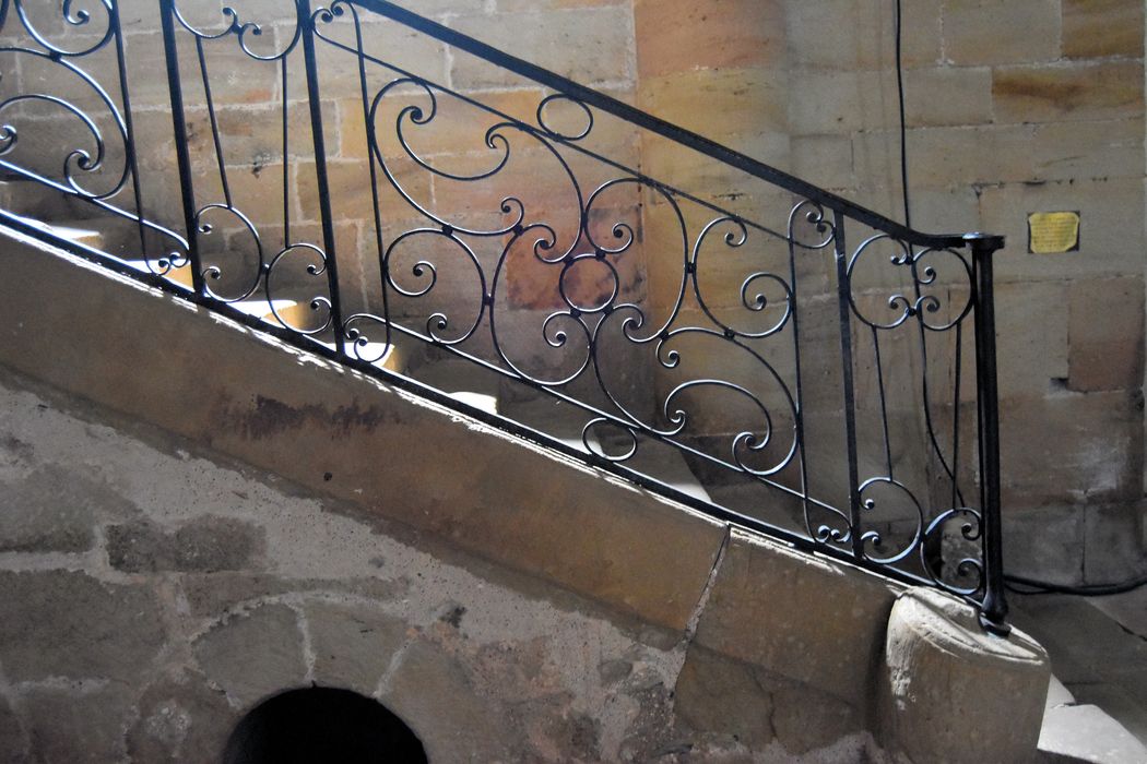 Ancienne abbaye : Eglise abbatiale, détail de la rampe de l'escalier menant au dortoir