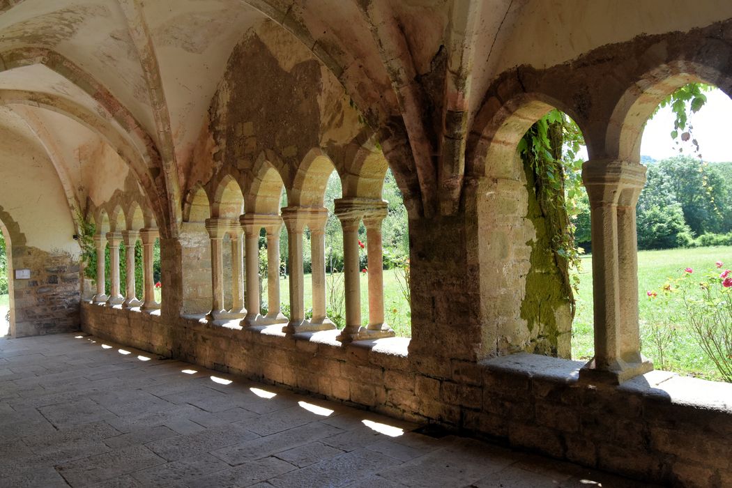 Ancienne abbaye : Cloître, galerie, vue partielle