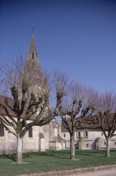 Ensemble sud-ouest et clocher sur une place