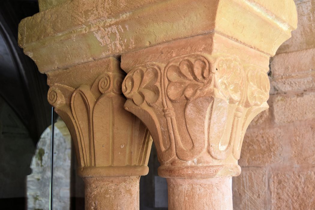 Ancienne abbaye : Salle capitulaire, détail de deux chapiteaux sculptés