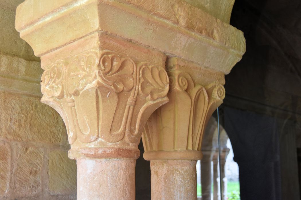 Ancienne abbaye : Salle capitulaire, détail de deux chapiteaux sculptés