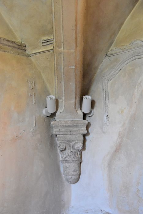 Ancienne abbaye : Salle capitulaire, détail du décor stuqué