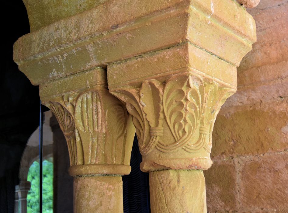 Ancienne abbaye : Salle capitulaire, détail de deux chapiteaux sculptés