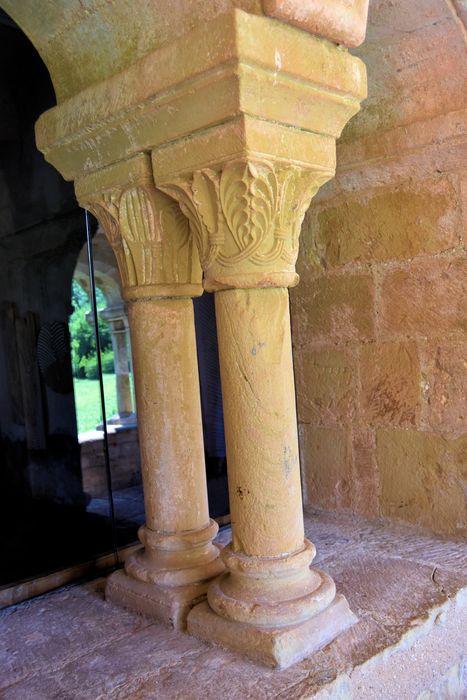 Ancienne abbaye : Salle capitulaire, détail de deux chapiteaux sculptés