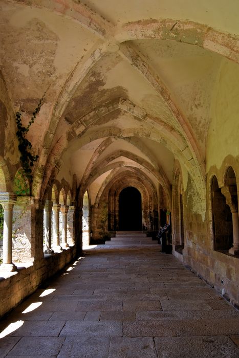 Ancienne abbaye : Cloître, galerie, vue générale