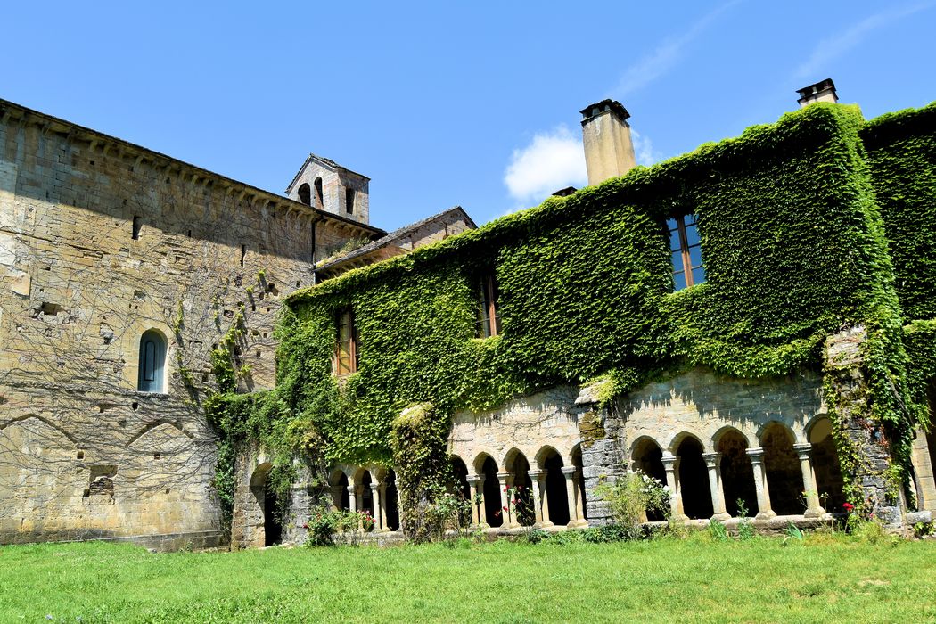 Ancienne abbaye : Cloître, façade ouest, vue générale