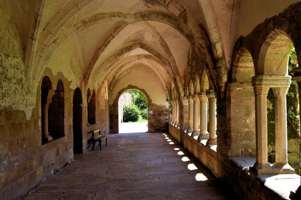 Ancienne abbaye : Cloître, galerie, vue générale